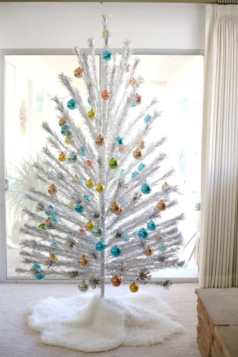 small simple minimalist christmas tree